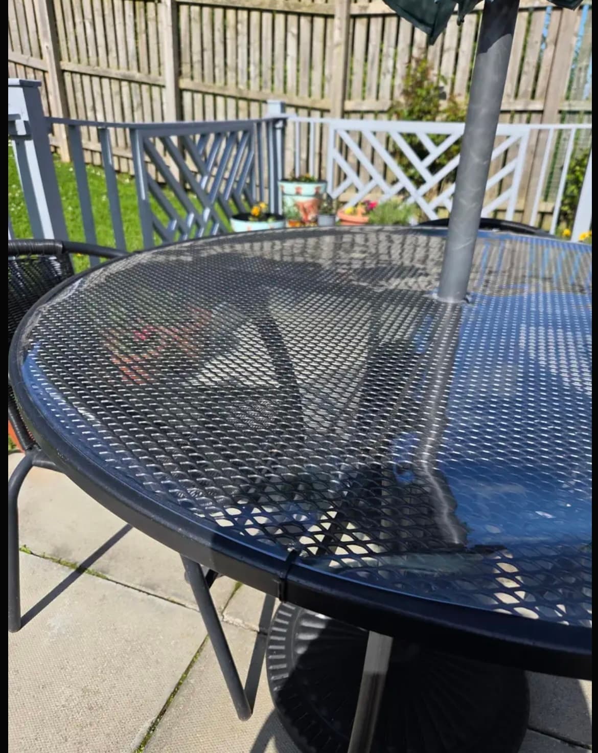 Round metal mesh garden table - mat covers umbrella pole